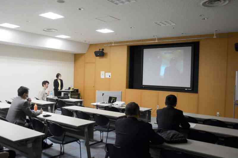 熊本市役所本庁舎を耐震不足と判断した市の調査に疑問の声が上がった「庁舎建て替えを考える会」の集会＝4日、熊本市中央区