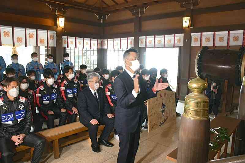 今季の必勝を祈願するロアッソ熊本の大木武監督（手前）ら＝熊本市東区の健軍神社