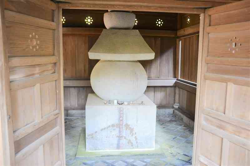 何者かが液体をかけたとみられる「四つ御廟」の細川ガラシャの墓＝8日、熊本市中央区