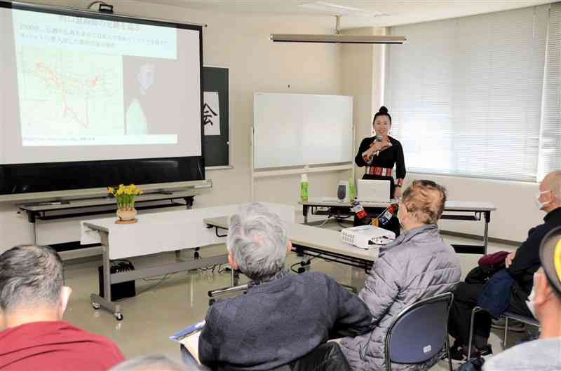 自身の活動について語る稲葉香さん（右奥）＝熊本市北区植木町