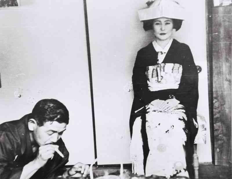結婚式。仲人（左）と花嫁＝1936年