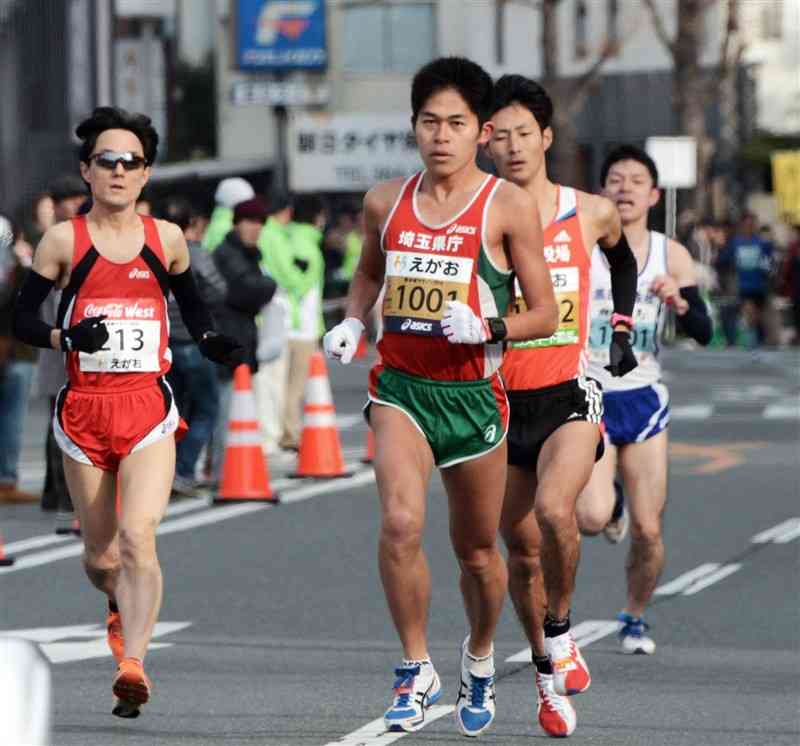 2014年大会。3キロ付近で先頭に出る埼玉県庁の川内優輝（1001）＝熊本市中央区（谷川剛）