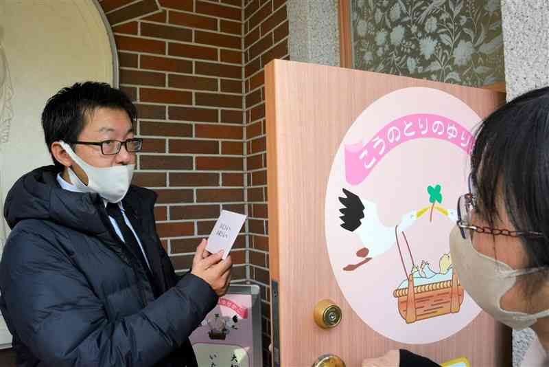 「こうのとりのゆりかご」を視察する小暮裕之理事長＝9日、熊本市西区