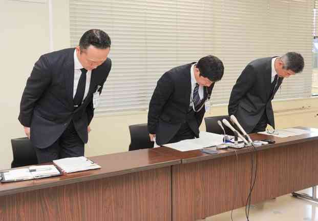 無免許運転の疑いで逮捕された熊本市消防局の職員の問題で頭を下げる消防局幹部ら＝10日、市役所