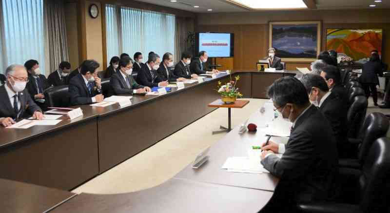 地下水保全に向けた取り組みの必要性を確認した県の半導体産業集積強化推進本部の会合＝10日、県庁