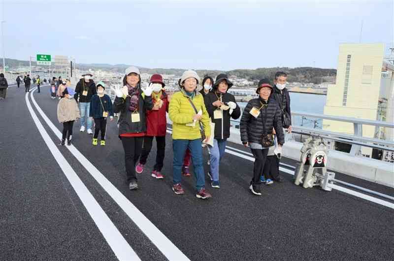 本渡道路の開通記念イベントで天草未来大橋を歩く参加者＝天草市