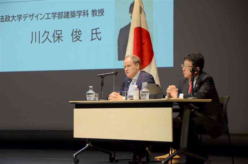 熊本市とドイツ・ハイデルベルク市の友好都市締結30周年記念シンポジウムに登壇したエッカート・ヴュルツナー市長（左）と大西一史市長＝熊本市中央区