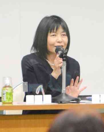 「人生で積み重ねた豊かさを歌にしてほしい」と語った歌人の阿木津英さん＝熊本市中央区