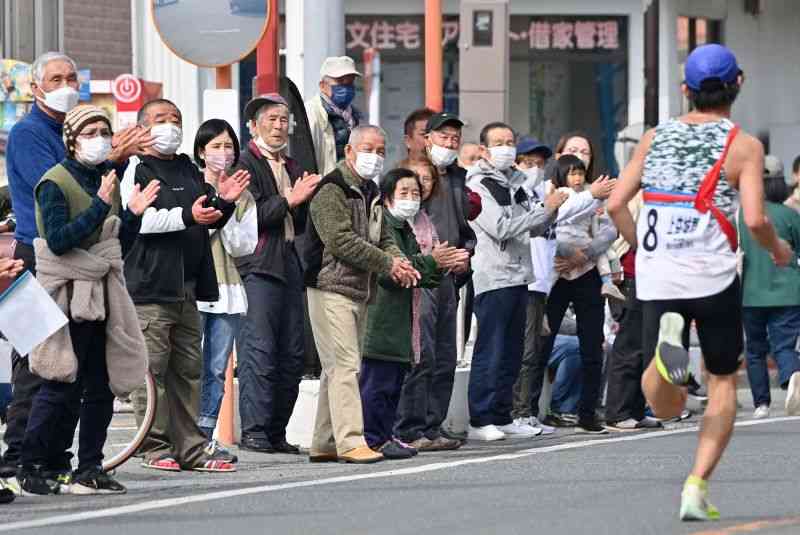 力走する選手を沿道から応援する人たち＝12日午後、熊本市南区（後藤仁孝）