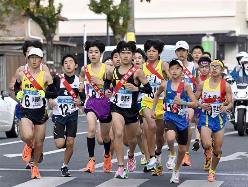 スタート直後、集団で力走する1区の中学1年生の選手たち＝天草市（石本智）