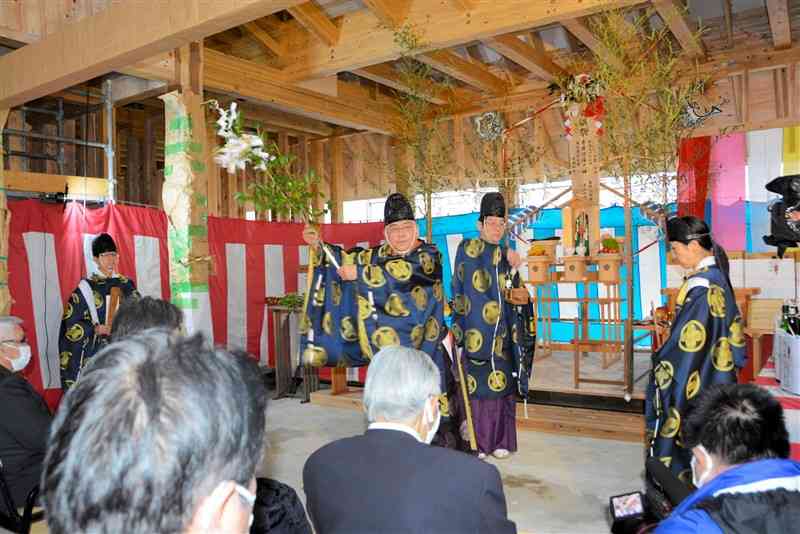 青井阿蘇神社の「青井の杜国宝記念館」の上棟式で行われた神事＝人吉市