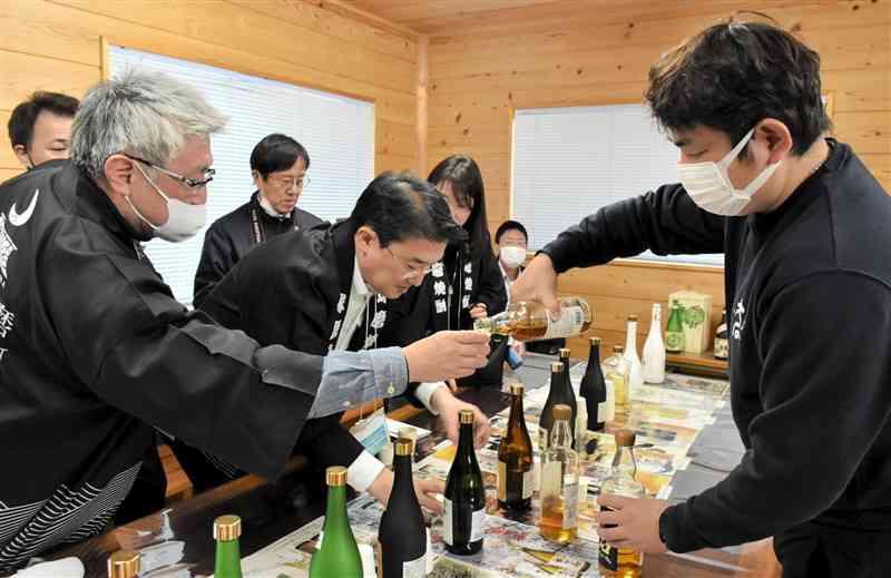 大石酒造場の焼酎を飲み比べをする参加者＝水上村