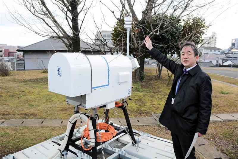 熊本地方気象台の観測露場に設置された地上マイクロ波放射計＝熊本市中央区
