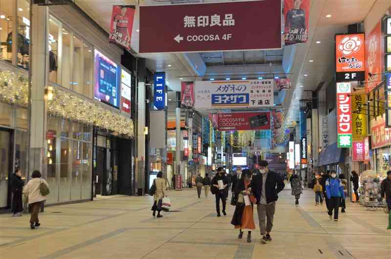 熊本市中央区の下通アーケード。同市などの調査によると、中心商店街の通行量はコロナ前の水準に戻っていない＝14日午後6時ごろ