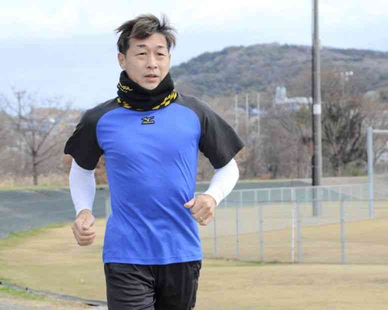 熊本城マラソンに向けて練習する清水誠一郎さん。心ちゃんの十三回忌を前に「前を向いて頑張っている息子たちのためにも走り切る」と意気込む＝15日、熊本市北区