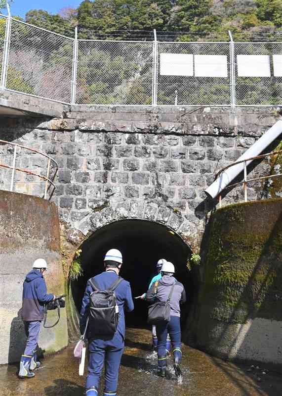 導水路トンネルに入る報道陣と九州電力の社員＝山都町