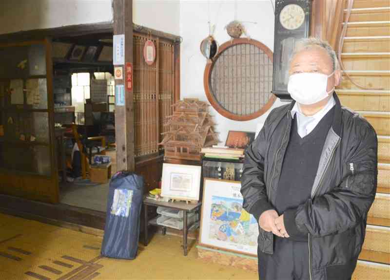 旅館の現状を説明する永野治さん＝水俣市