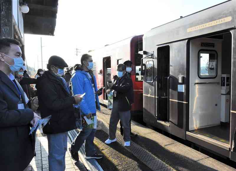 くま川鉄道「おかどめ幸福駅」を視察する台湾からの参加者＝あさぎり町