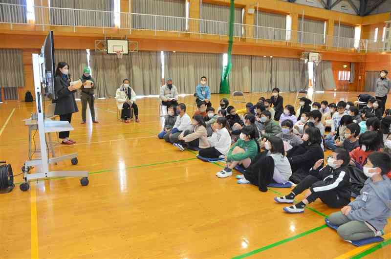 「樹木授業」で校庭の緑について考える若葉小の児童ら＝熊本市東区