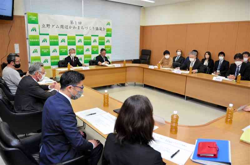 立野峡谷と河川の整備・活用策を検討する「立野ダム周辺かわまちづくり協議会」の初会合＝南阿蘇村