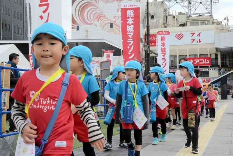 城下町ファンランのコースを歩くときわ幼稚園の園児ら＝熊本市中央区