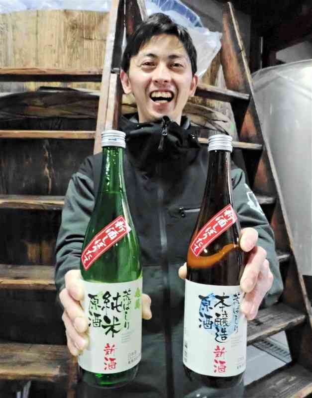 完成した新酒をPRする亀萬酒造の竹田瑠典専務＝津奈木町