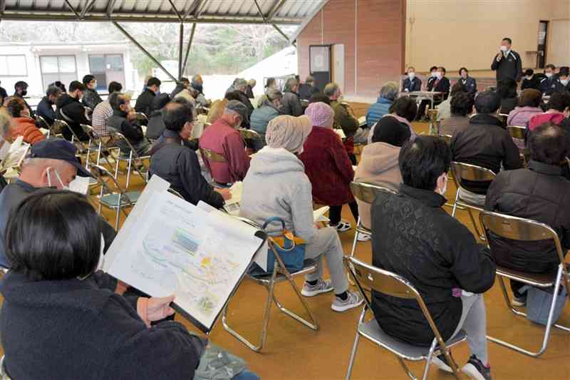 球磨村渡で国が計画する遊水地、引堤の着工時期が示された住民説明会＝18日、球磨村