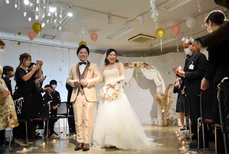 ヒロ・デザイン専門学校の学生が手がけた結婚式で笑顔を見せる新郎新婦＝熊本市中央区