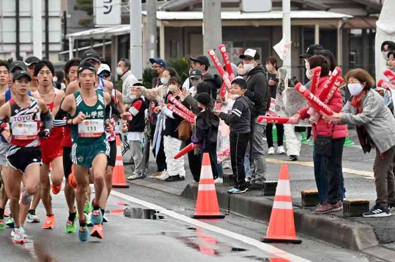 熊日30キロロードレースで力走する選手を応援する人たち＝19日午前、熊本市西区（後藤仁孝）