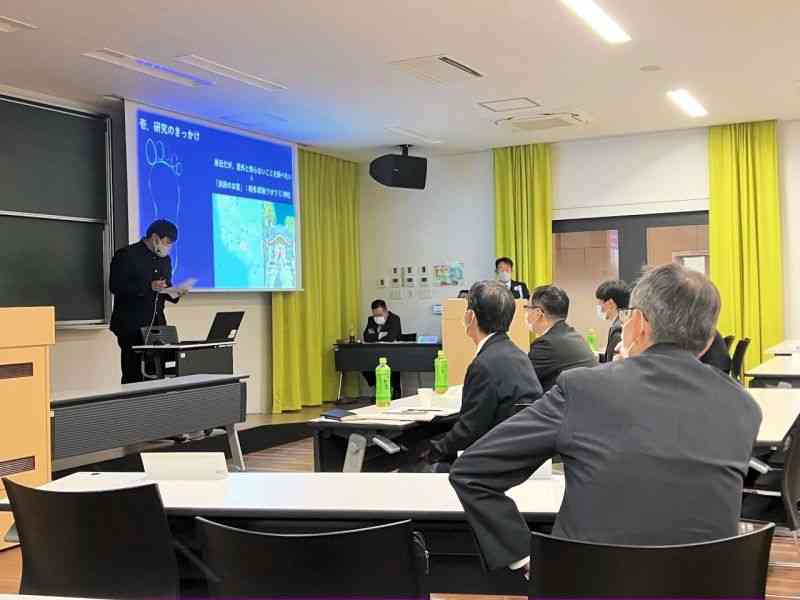 伝説の大男「ううとどん」についての報告などがあった発表会の会場＝熊本市中央区