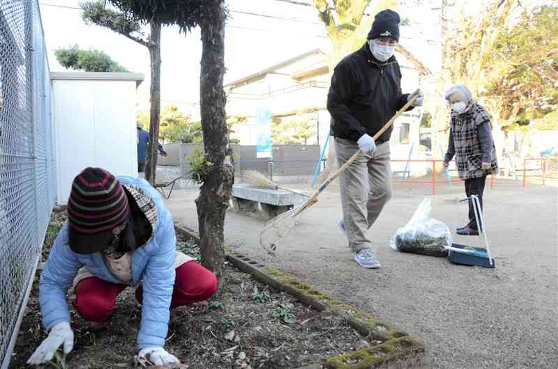 公園の清掃や除草に取り組む住民ら＝熊本市東区