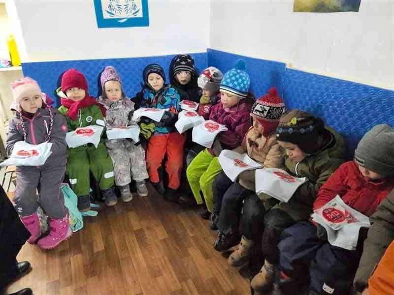 日本から届いたカイロを手にするウクライナの子どもたち（日本ウクライナ文化交流協会提供）