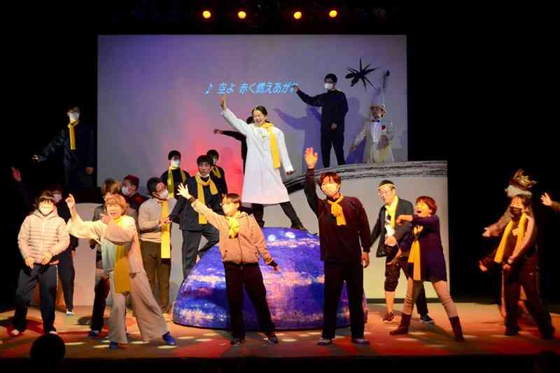 「星の王子さま」の舞台に出演する熊大付属特別支援学校の生徒や劇団員ら＝22日、熊本市中央区