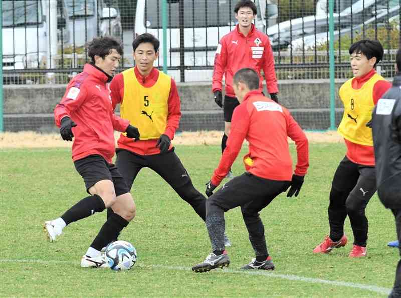 26日のホーム開幕戦を前にしたロアッソ熊本の練習で、切れの良い動きを見せるFW石川大地（左）ら＝24日、県民総合運動公園サッカー場