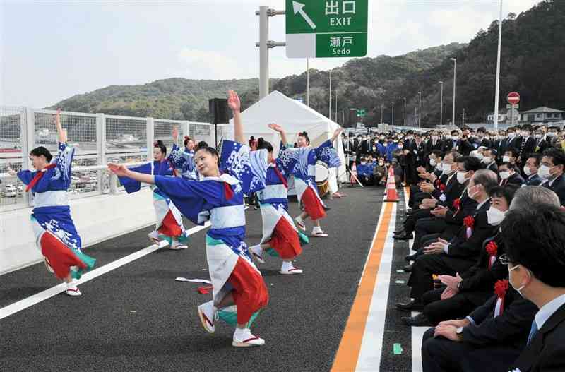 本渡道路の開通記念式典で、天草ハイヤを披露する天草拓心高の郷土芸能部員ら＝天草市（坂本明彦）