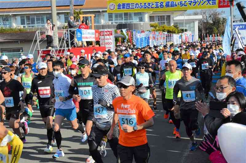 初開催された玉名いだてんマラソンで一斉にスタートする参加者＝26日、玉名市