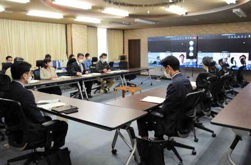 熊本城の復旧状況について熊本市と県、国の担当者が意見を交わした熊本城公園復旧推進調整会議の会合＝27日、同市中央区