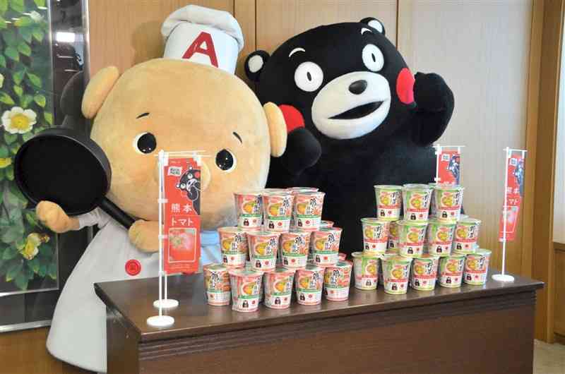 県産トマトを使った2種類のカップ麺をアピールする、エースコックのキャラクター「こぶたちゃん」（左）とくまモン＝27日、県庁