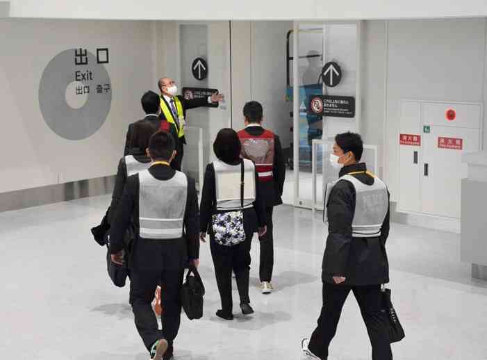 利用客役の警察官らを出口に誘導した熊本空港新ターミナルビルのテロ対応訓練＝27日、益城町