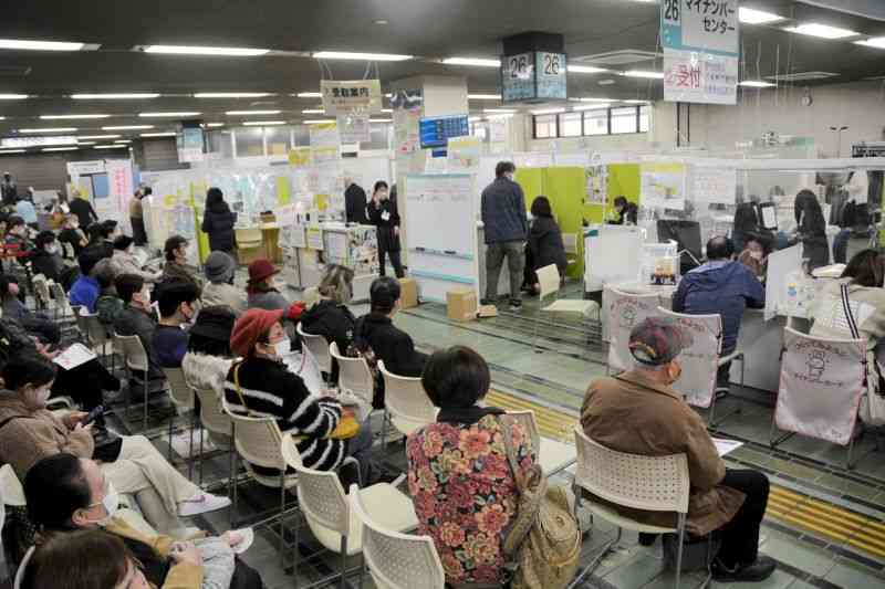 マイナンバーカードの手続きを待つ人で混雑する熊本市役所の中央区マイナンバーセンター＝28日、同市