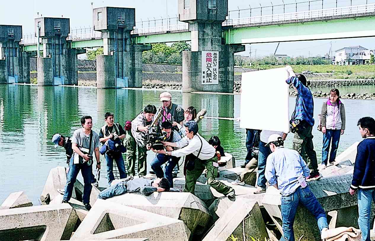 八代市を流れる前川であった映画「ボクの、おじさん」のロケ＝1999年4月