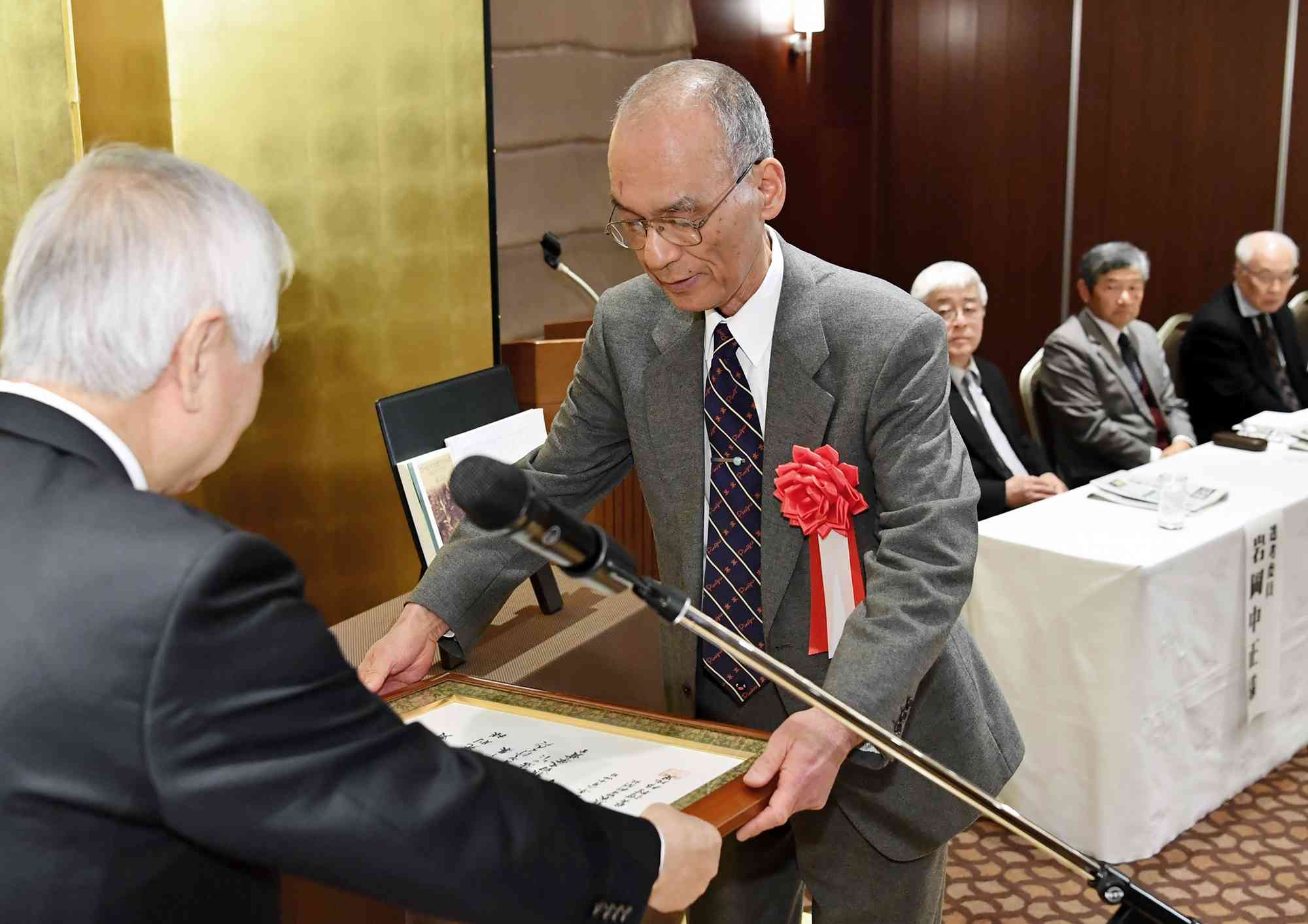 熊日文学賞の贈呈式で、熊日の河村邦比児社長（左）から賞状を受け取る筆者＝2020年