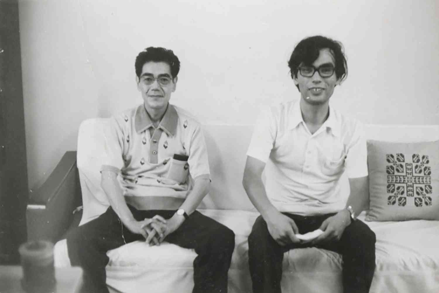 島尾敏雄さん（左）と並んで写真に納まる筆者