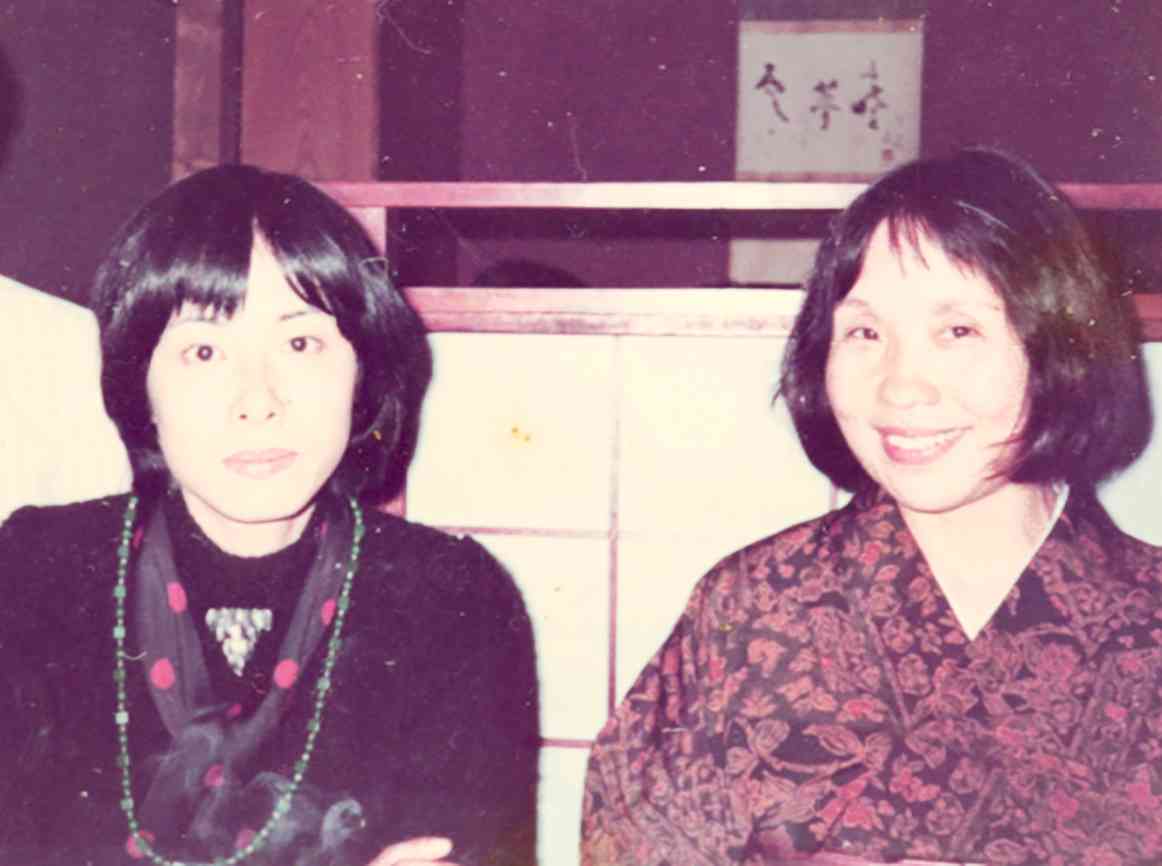 石牟礼道子さん（右）と並ぶ筆者の妻桂子さん