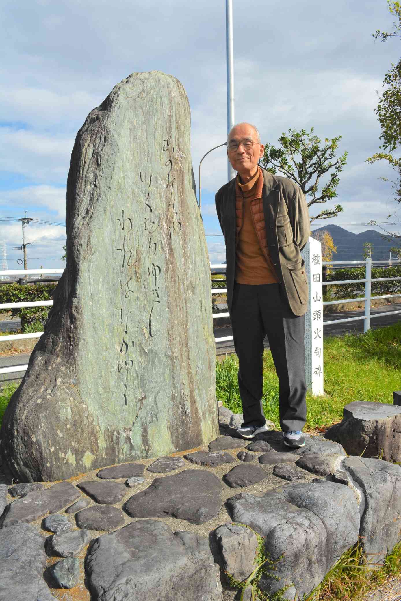 球磨川の萩原堤防に建立された種田山頭火の句碑の横に立つ筆者