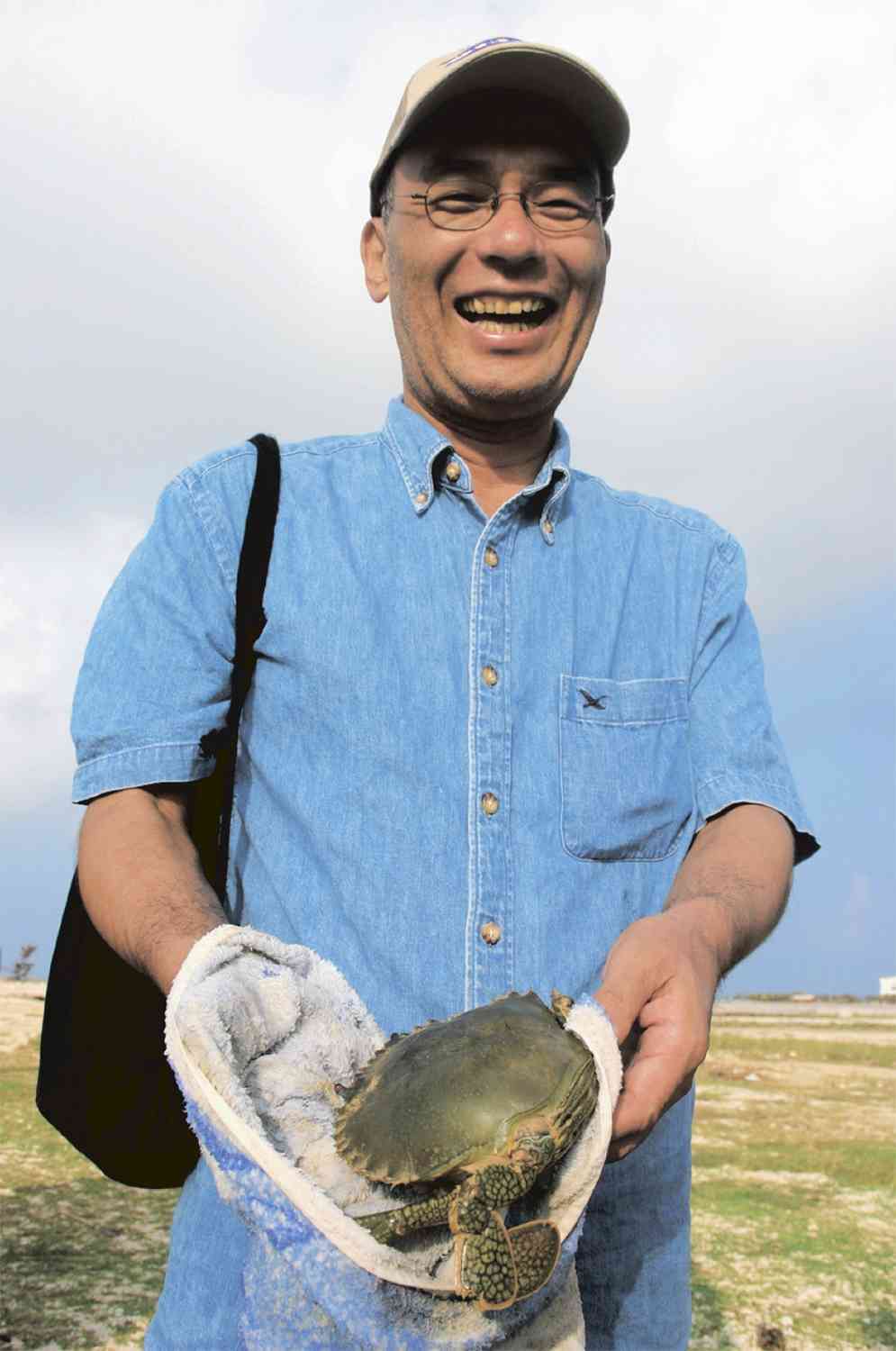 石垣島の海岸でワタリガニをつかまえた筆者