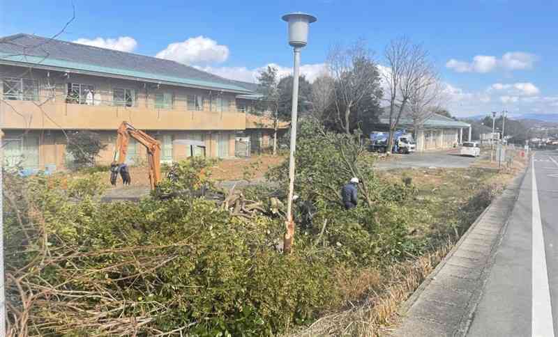 樹木の伐採作業が進められている明生園。施設南側の道路から建物が見通せる＝今年1月末