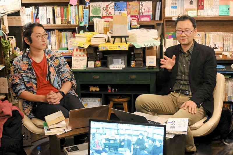 人との関わり方などについて対談する松村圭一郎さん（右）と齋藤陽道さん＝2月、天草市