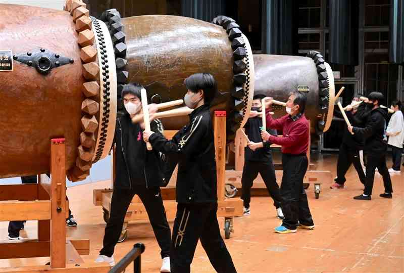 国重要有形民俗文化財「宇土の雨乞い大太鼓」のたたき方を習う太鼓団体のメンバーら＝宇土市