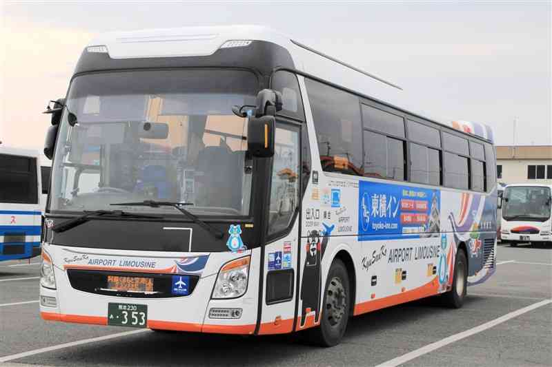 Visaのタッチ決済を導入する空港リムジンバス（九州産交バス提供）